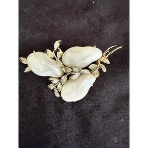 BSK‎ Faux Baroque Pearl Leaf Brooch